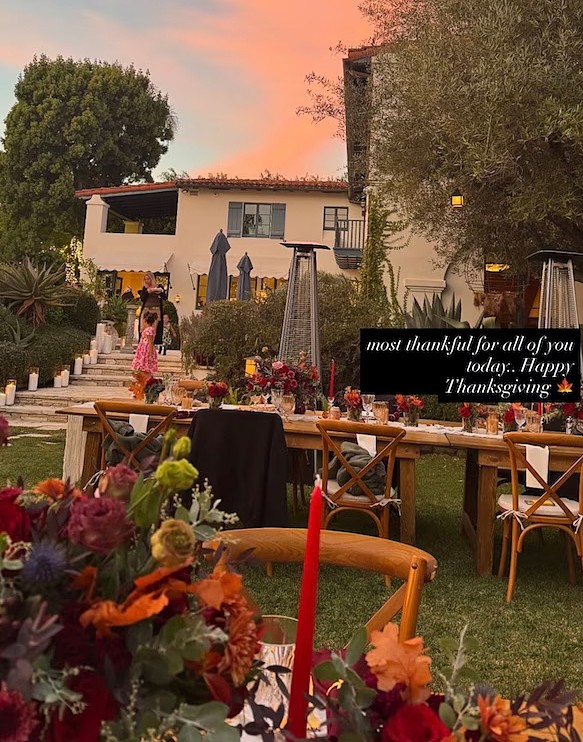 Cặp sao tổ chức bữa tiệc cùng gia đình.