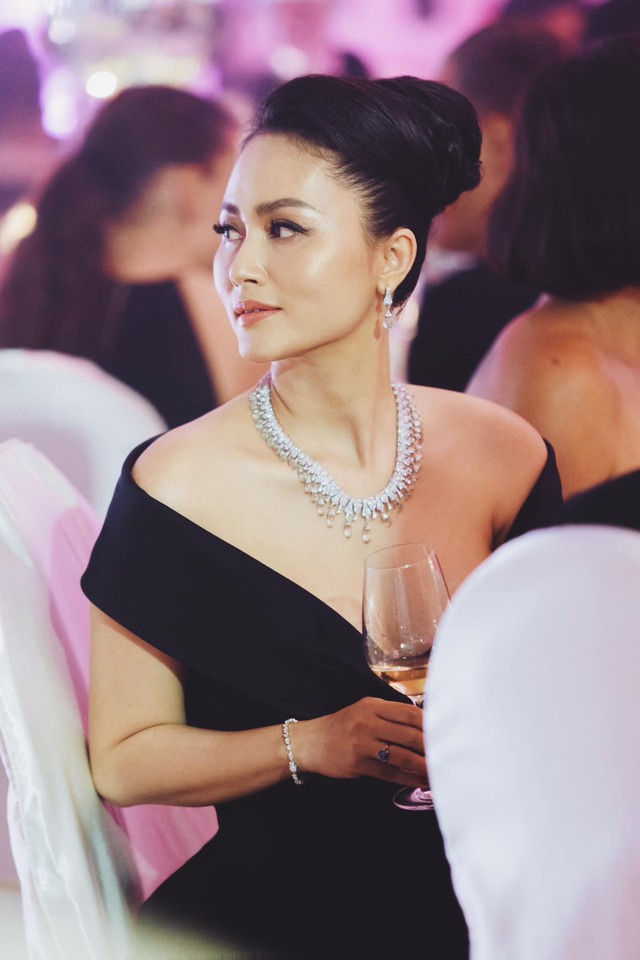 Dường như thời gian đã bỏ qua Đỗ Thị Hải Yến để cô luôn duy trì được nhan sắc rực rỡ như hiện tại.