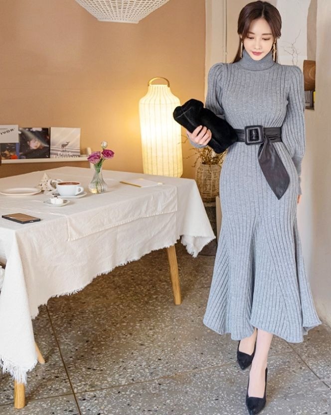 Bên cạnh váy chữ A, váy len dáng đuôi cá cũng được nhiều người yêu thích vì tôn dáng hiệu quả. Người có vòng eo nhỏ có thể thêm thắt lưng to bản làm điểm nhấn, giúp tạo hiệu ứng chân dài hơn. Với vòng bụng to, bạn không nên dùng thắt lưng, thay vào đó hướng sự chú ý đến những điểm khác như thêm khăn quàng, dây chuyền ở cổ, mang giày hoặc túi xách độc đáo.