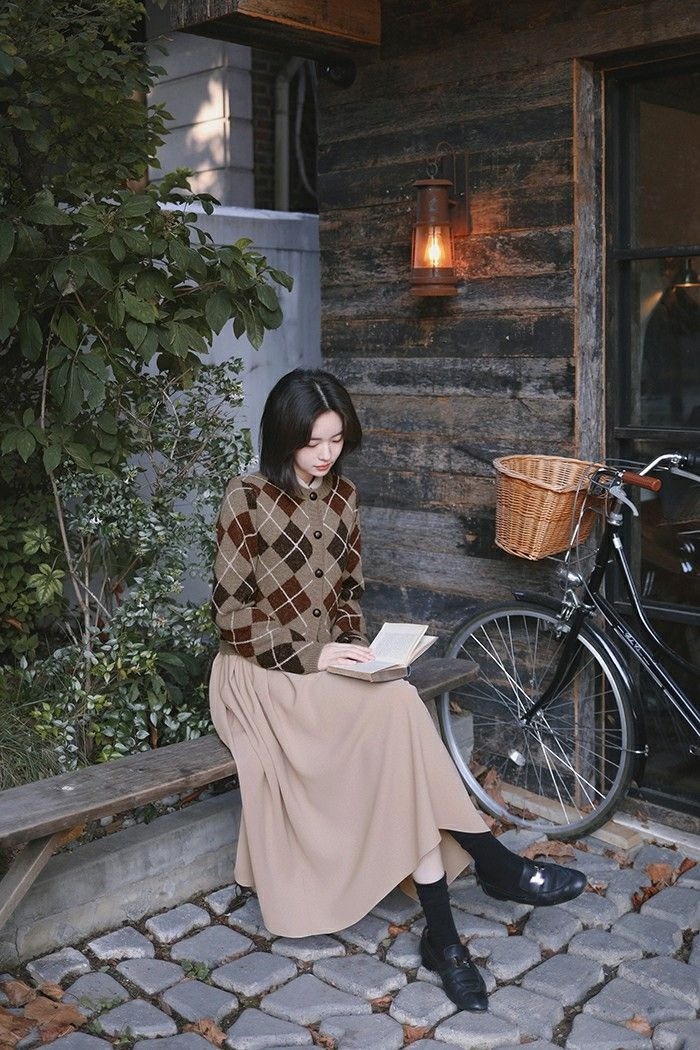 Hoặc kết hợp chân váy dáng xòe và giày búp bê, loafer theo phong cách vintage.