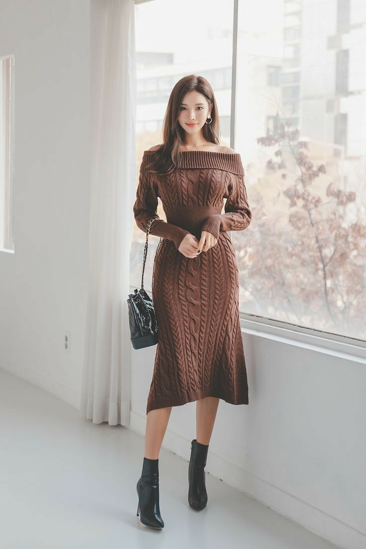 Một chiếc đầm len trễ vai, thắt eo phù hợp với những buổi hẹn hò, gặp gỡ bạn bè, dự sự kiện.