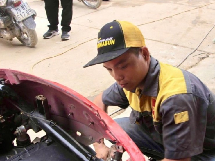 Biệt đội 'hồi sinh' hàng nghìn chiếc xe máy giúp bà con vùng lũ