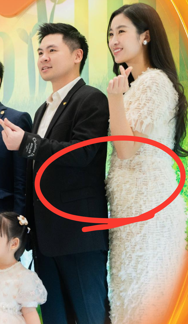 Hình ảnh Đỗ Mỹ Linh trong tiệc sinh nhật bố chồng. Nhiều người đồn đoán, cô đang mang bầu lần 2.