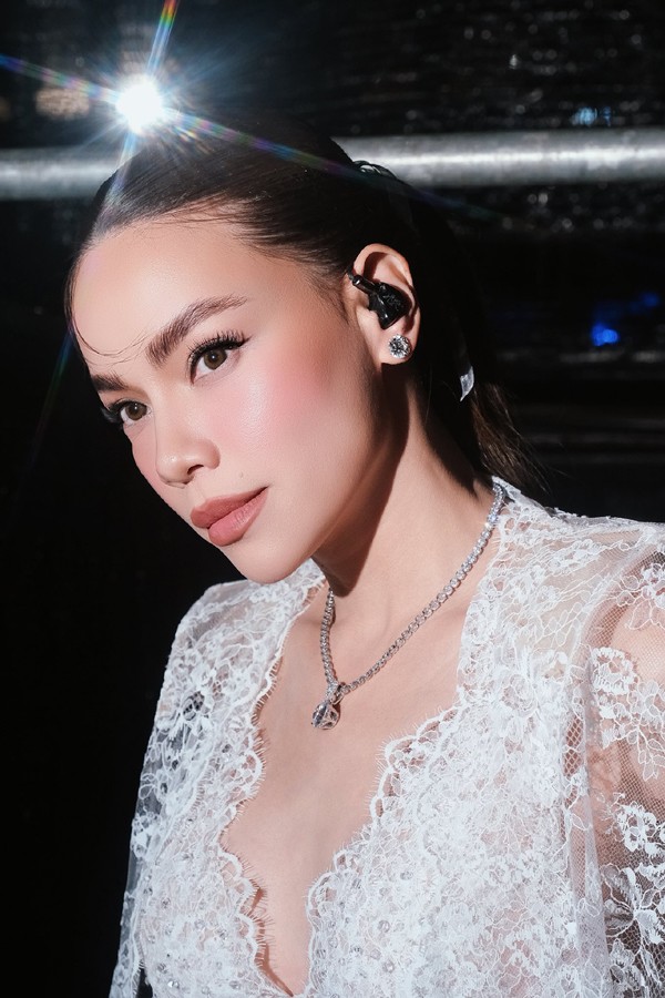 Ngoài vóc dáng, Hồ Ngọc Hà còn có là da trẻ trung khỏe khoắn và đều màu. Đây cũng là bí quyết để nữ ca sĩ trẻ hơn so với tuổi thật.