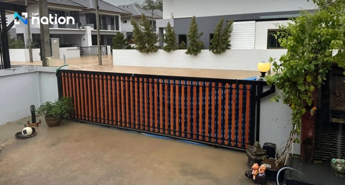 Nhà của Wicharit Leelakorn được bảo vệ khô ráo trước nước lũ. Ảnh: Nation