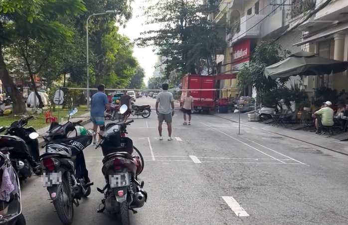 Nhóm người giăng lưới đánh cầu lông giữa đường.