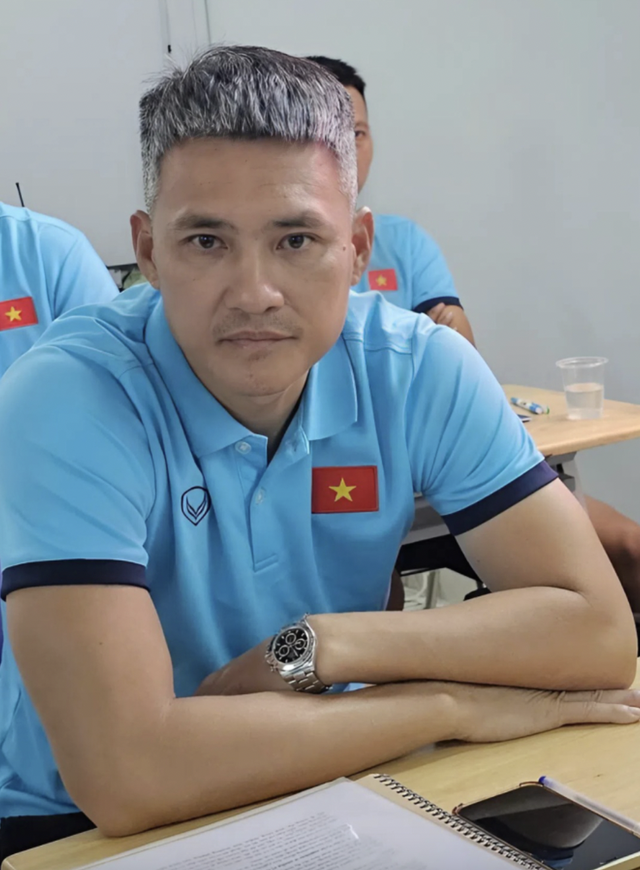 Trong những bức ảnh chụp tại sự kiện được VFF công bố hôm 25/11, cựu tiền đạo sinh năm 1985 xuất hiện với đồng phục học viên, mái tóc muối tiêu, làn da ngăm đen, không đều màu, nhiều nếp nhăn lộ rõ.