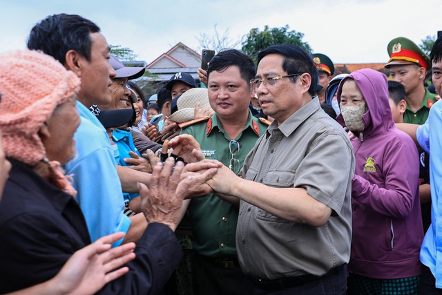 Thủ tướng Phạm Minh Chính thăm, động viên bà con nhân dân thôn Phú Thứ, xã Tây Hòa. Ảnh: VGP/Nhật Bắc