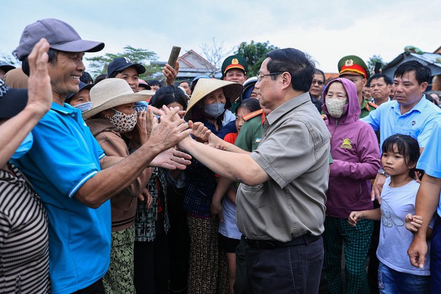 Thủ tướng gặp gỡ, trò chuyện cùng bà con nhân dân thôn Phú Thứ, xã Tây Hòa.