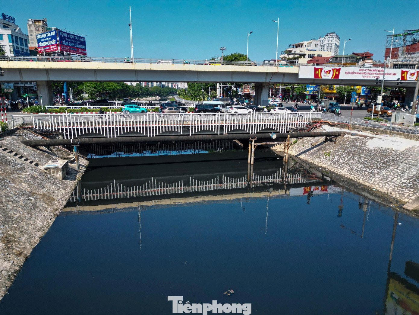 Sau một thời gian ‘hồi sinh’, nước sông Tô Lịch lại chuyển màu đen - 4