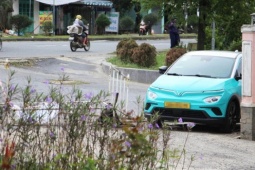 Cận cảnh ô tô ào ạt 'chui' vào đường làng để né trạm thu phí trên Quốc lộ 1