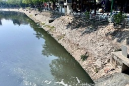 Sau một thời gian ‘hồi sinh’, nước sông Tô Lịch lại chuyển màu đen