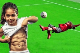 "Messi Iran" 5 tuổi đã có cơ bụng 6 múi, đi bóng như dính vào chân giờ ra sao?