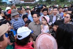 Thủ tướng trực tiếp thăm vùng lũ Đắk Lắk, chỉ đạo khẩn trương ổn định đời sống nhân dân