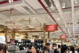 Càng về đêm, tín đồ săn sale Black Friday càng đông