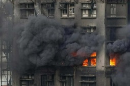 Người thoát chết từ chung cư cháy: 'Khói đen đặc đến không nhìn thấy bàn tay'