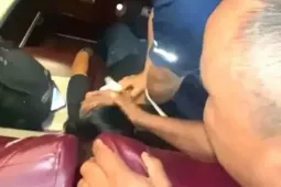 Clip hồi hộp giây phút giành lại sự sống cho người đàn ông trên xe khách