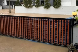 Dùng bạt bảo vệ cả căn nhà trước nước lũ