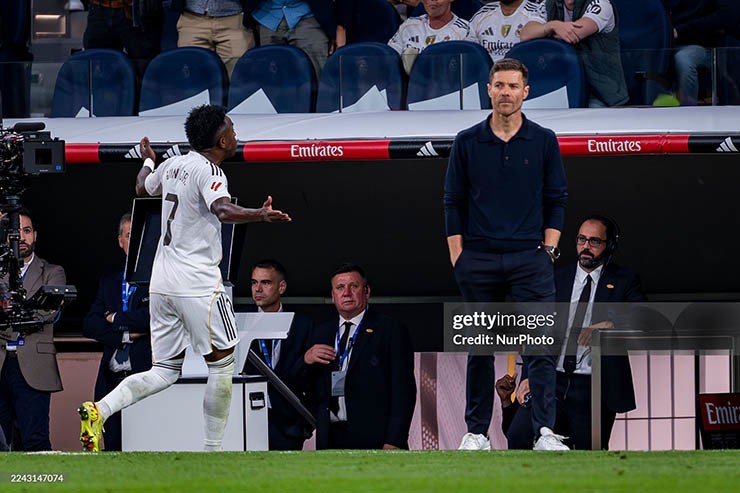 Mâu thuẫn giữa Vinicius với HLV Alonso là vấn đề lớn