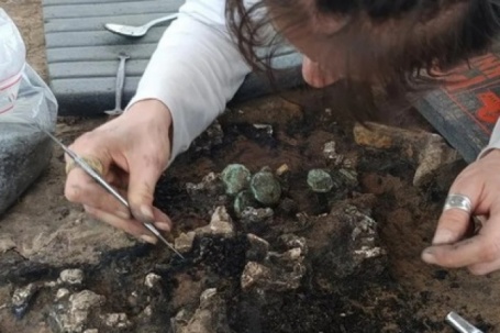 Khai quật ngôi mộ cổ, tìm thấy "kho báu" bằng vàng quý giá