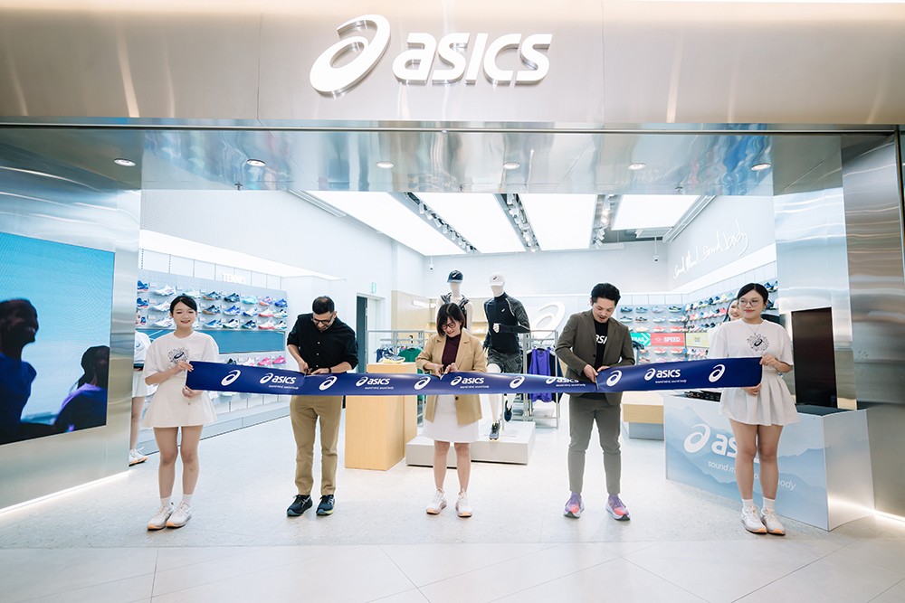 Đại diện ASICS và MAP Active Việt Nam cắt băng khai trương cửa hàng - Ảnh: ASICS Việt Nam