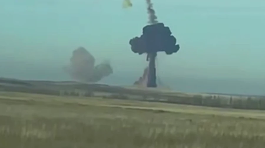 Cột khói có màu lạ xuất hiện sau khi tên lửa rơi xuống đất. Ảnh chụp màn hình video.