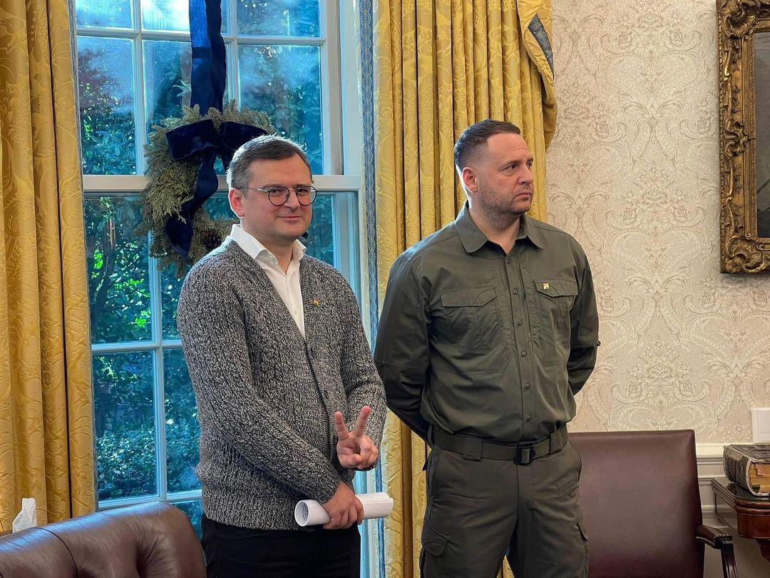 Ông Yermak (phải) đứng bên cạnh cựu Ngoại trưởng Ukraine Dmytro Kuleba. Ảnh: Euromaidan Press