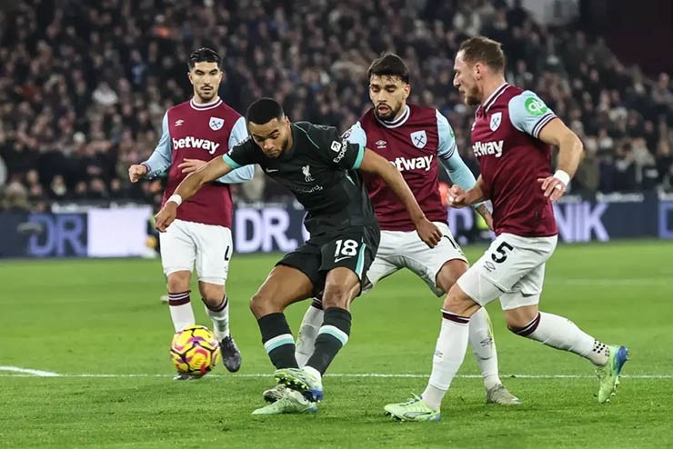 Liverpool (áo đen) cần phải có điểm trước West Ham