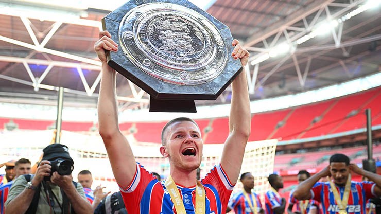 Adam Wharton là sự khác biệt lớn với tuyến giữa hai đội