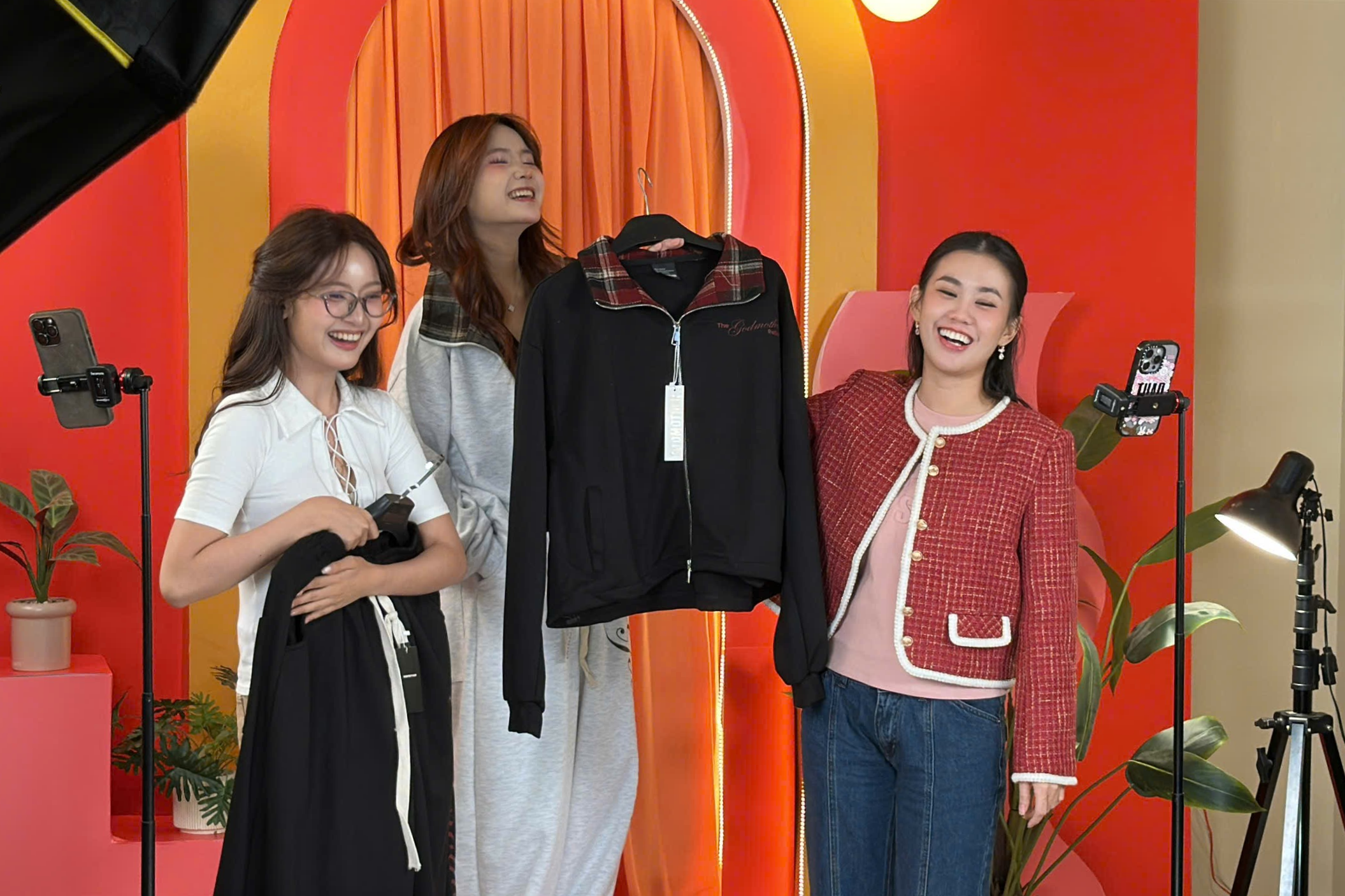 Các phiên livestream của “Debut Master” củng cố thêm niềm tin của người dùng về sản phẩm, từ đó nâng cao tỷ lệ chuyển đổi ra đơn hàng.