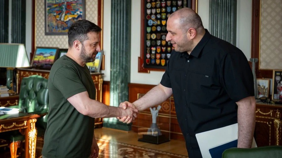 Ông Zelensky bắt tay Thư ký Hội đồng An ninh Ukraine – ông Rustem Umerov (ảnh: Pravda)