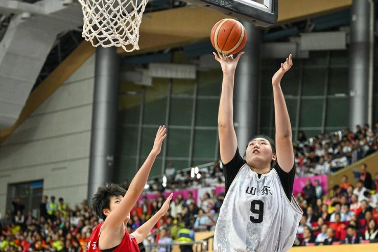Zhang Ziyu (bên phải) là tương lai bóng rổ nữ Trung Quốc&nbsp;