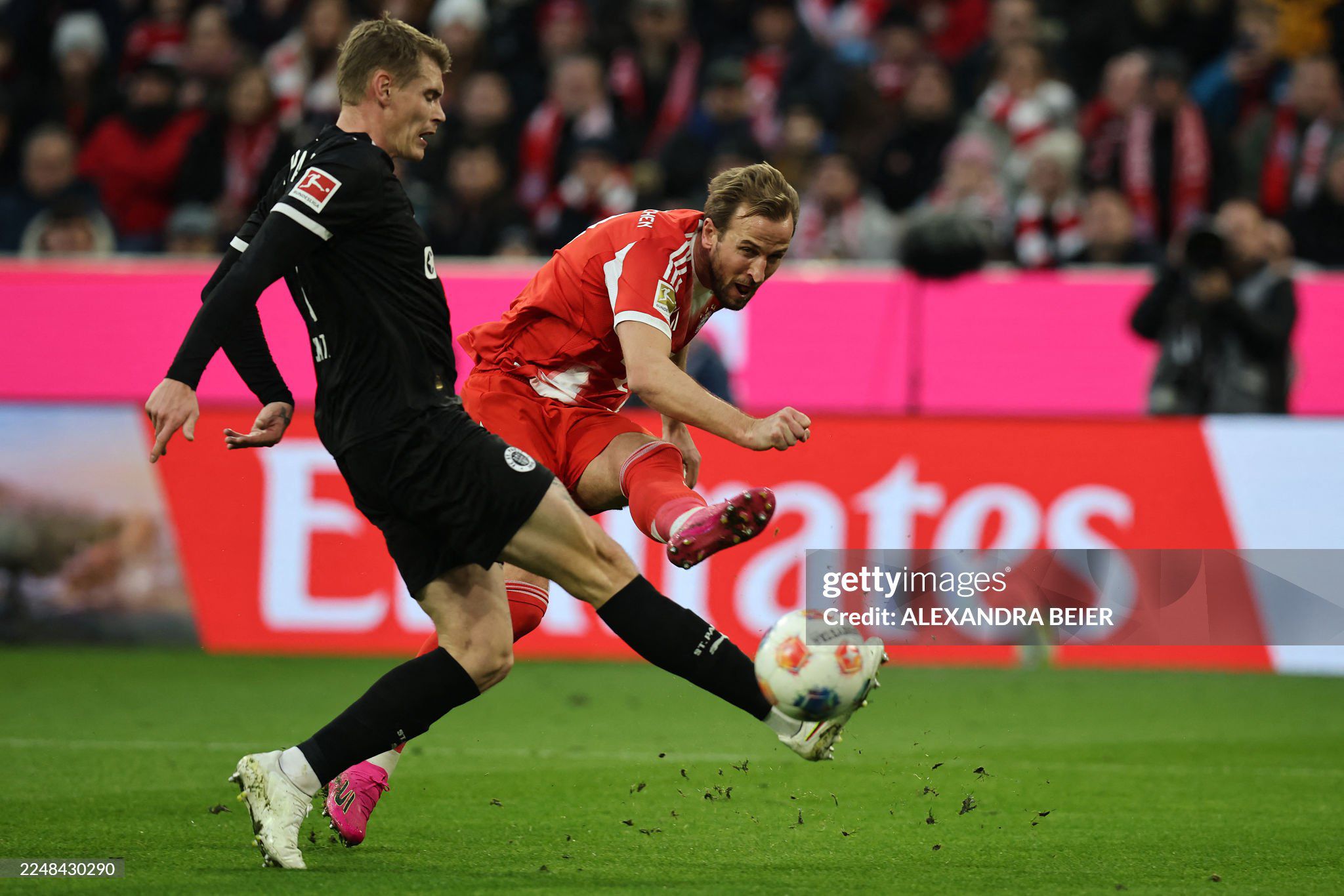 Bayern Munich gặp khó trong hiệp một