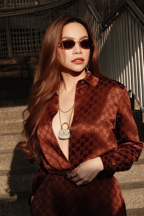 Là một người bận rộn nên Hà Hồ tranh thủ đắp mặt nạ mỗi khi lên máy bay hay những lúc có thời gian trống. Không chỉ đắp mặt nạ giấy, Hồ Ngọc Hà còn sử dụng mặt nạ đất sét và thay đổi hãng tùy thuộc vào loại da.