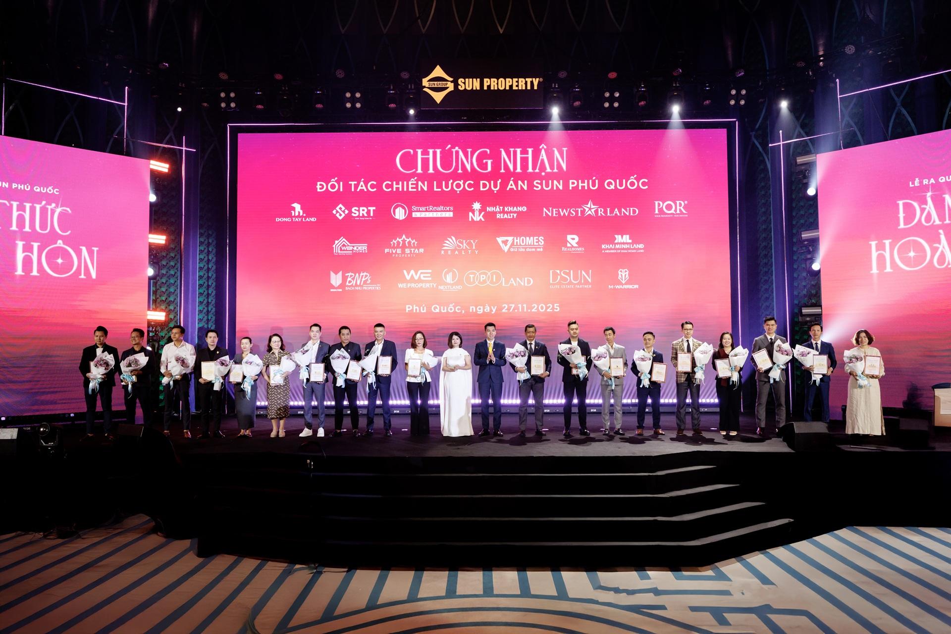 Đại diện Sun Property trao chứng nhận phân phối dự án cho các đối tác chiến lược. Ảnh: Ánh Dương.