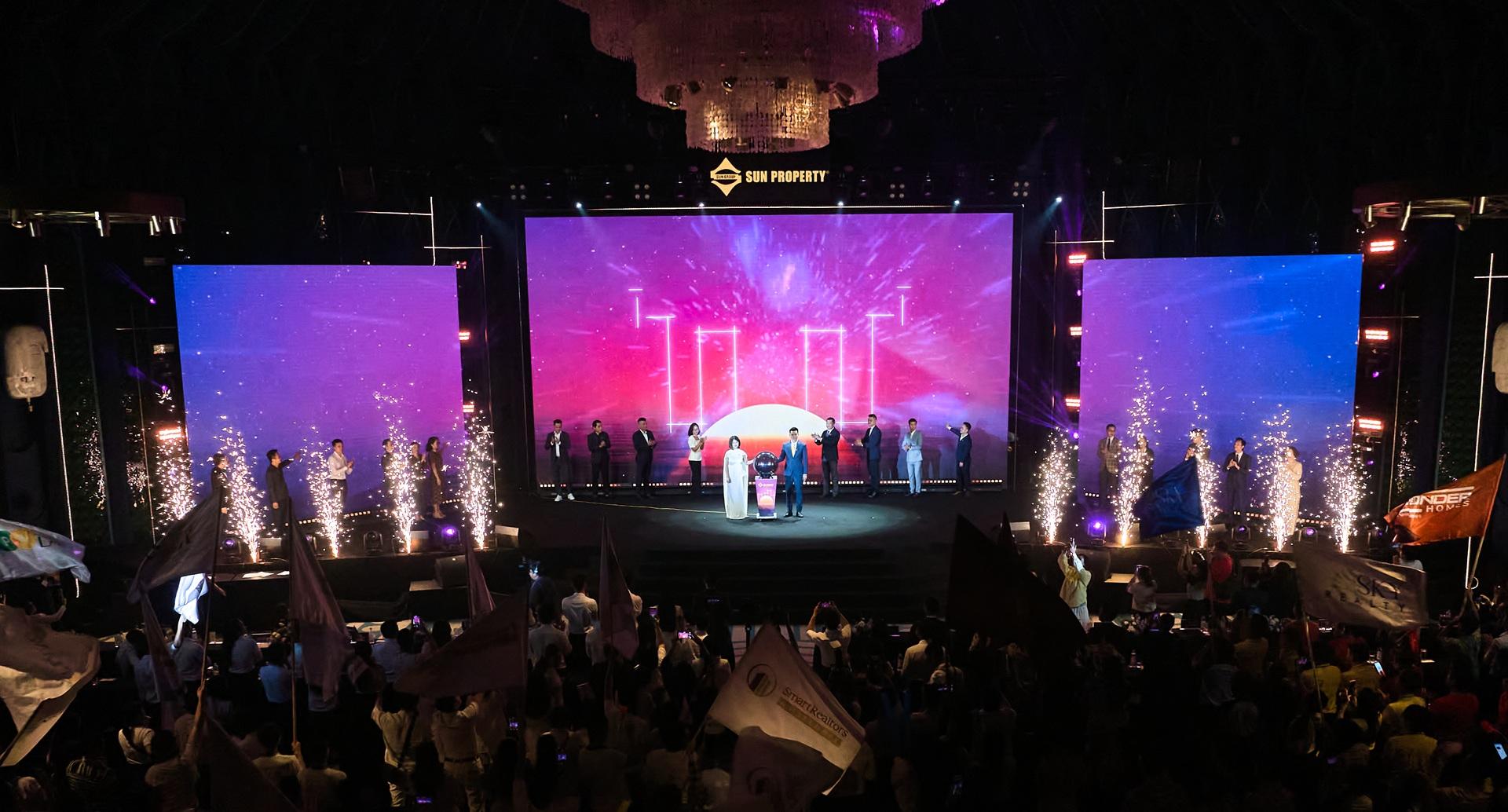 Sự kiện thu hút gần 1.000 khách mời là khách hàng, chuyên viên kinh doanh. Ảnh: Ánh Dương.