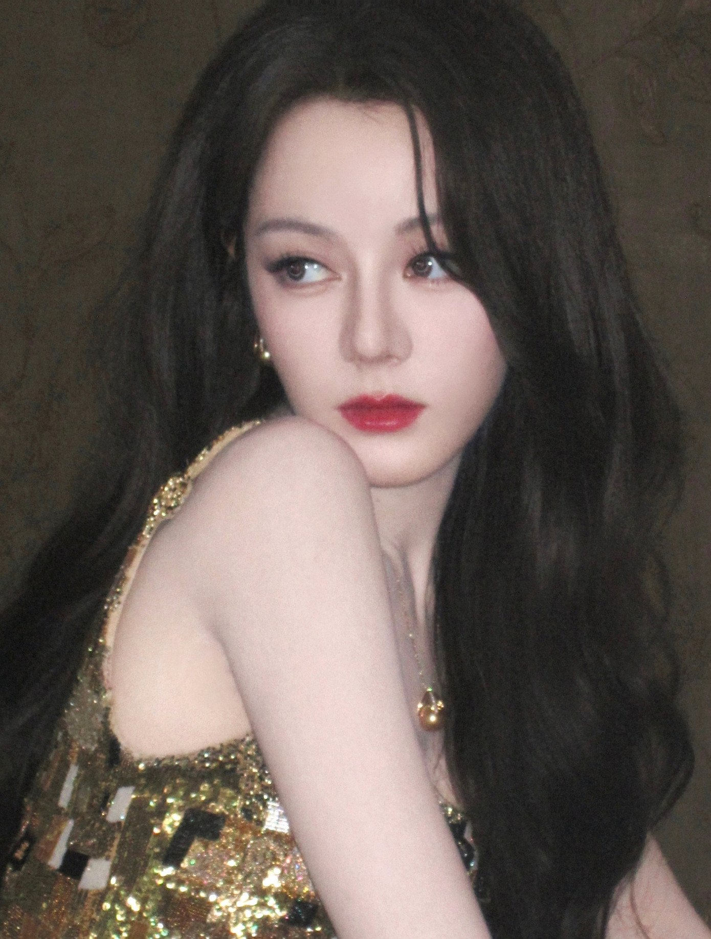 Địch Lệ Nhiệt Ba quá đẹp trên thảm đỏ, vui vẻ khi tham gia show giải trí, nhưng lại nhạt nhẽo khi diễn xuất.