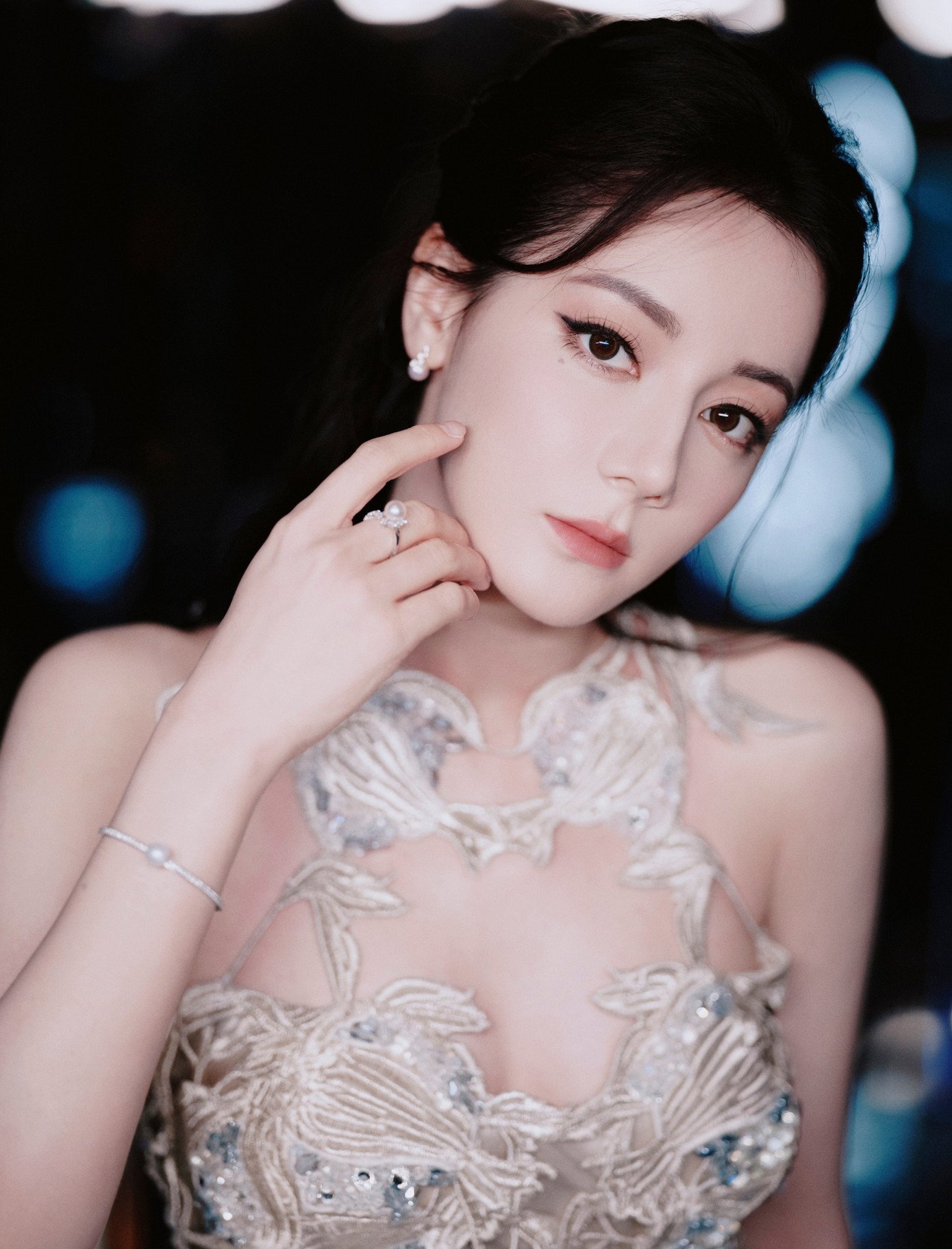 Địch Lệ Nhiệt Ba quá đẹp trên thảm đỏ, vui vẻ khi tham gia show giải trí, nhưng lại nhạt nhẽo khi diễn xuất.