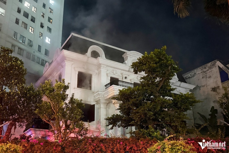 Khói bốc ra từ tầng 2 của căn biệt thự. Ảnh: Linh Đan