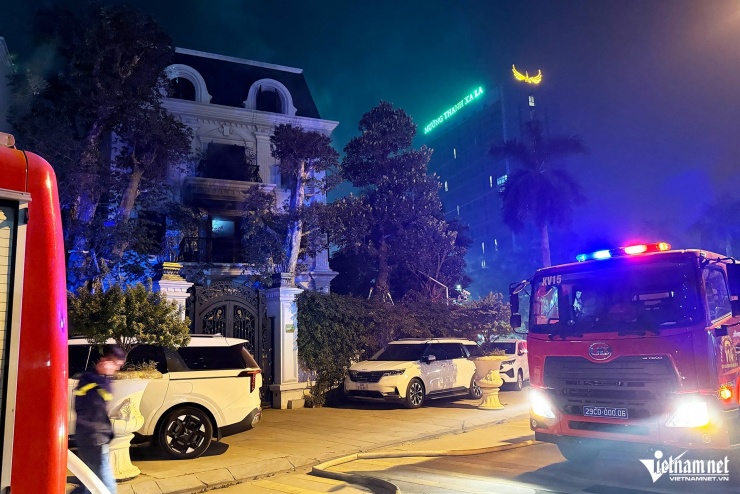 4 xe cứu hỏa cùng cán bộ, chiến sĩ được điều động đến hiện trường. Ảnh: Linh Đan