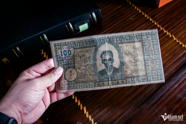 Giấy bạc 100 đồng "con trâu xanh" trong bộ sưu tập của ông Nam.
