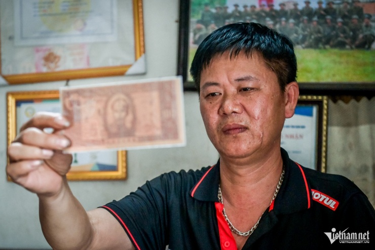 Mỗi tờ tiền giấy xưa đều được bảo quản cẩn thận.