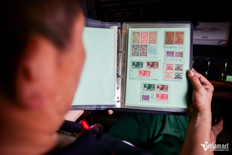 Ngoài sưu tầm tiền giấy xưa, ông Nam còn sưu tầm tem phiếu và tem bưu chính.