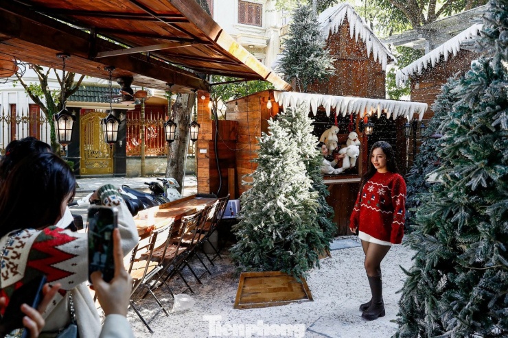 Còn gần 1 tháng nữa là đến Noel, dịp này nhiều quán đã trang trí Giáng sinh mô phỏng trời Âu với hiệu ứng tuyết nhân tạo rơi dày, thu hút lượng lớn giới trẻ đến check-in.