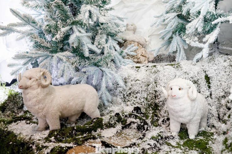 Quán cà phê Hà Nội gây sốt với khung cảnh Noel như trời Âu - 2