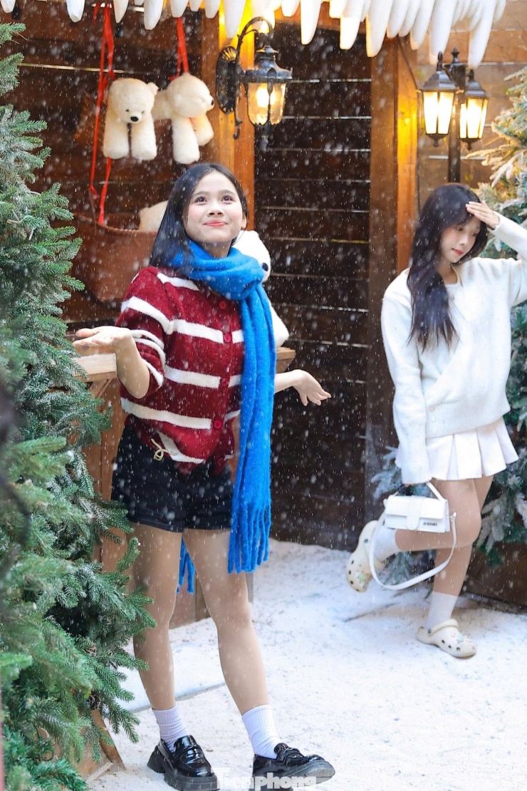 "Tuyết có thể được phun bất cứ lúc nào và chỉ tạm dừng khi không có khách. Những ngày thời tiết đẹp, máy gần như hoạt động liên tục. Chỉ cần bước vào, ai cũng có cảm giác như đang lạc giữa châu Âu, giữa một mùa đông lạnh giá thật sự", chị Ngân chủ quán cafe cho biết.