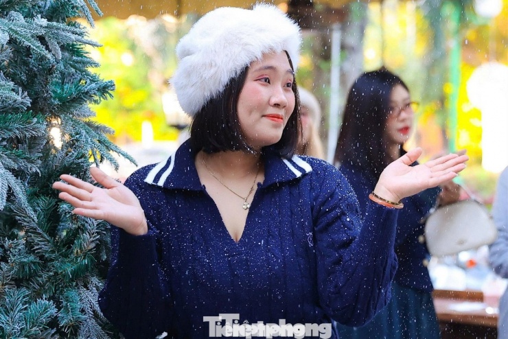 Các bạn trẻ rất thích thú khi được chứng kiến tuyết nhân tạo rơi, thoải mái tạo dáng chụp hình, quay clip.