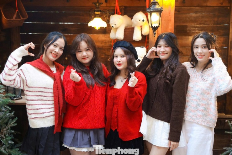 Quán cà phê Hà Nội gây sốt với khung cảnh Noel như trời Âu - 14