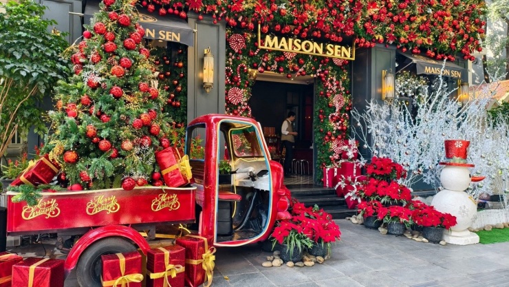 Một góc nhỏ Giáng Sinh lộng lẫy tại quán, đủ khiến ai đi ngang cũng phải dừng chân, ngước nhìn.