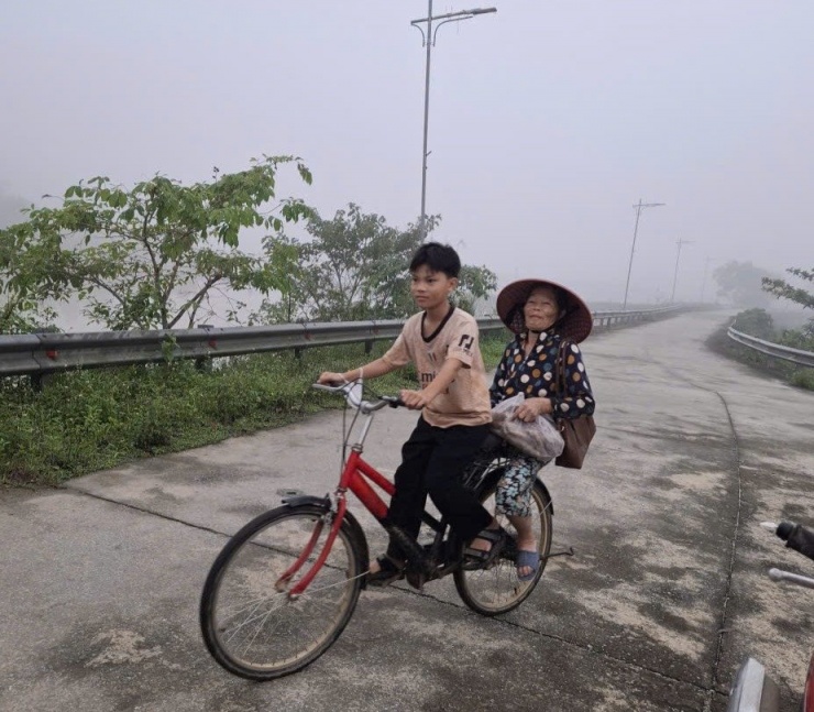 Bố gặp nạn, Quang phải đạp xe chở bà đi bán sắn ở chợ. Ảnh: Sỹ Thông